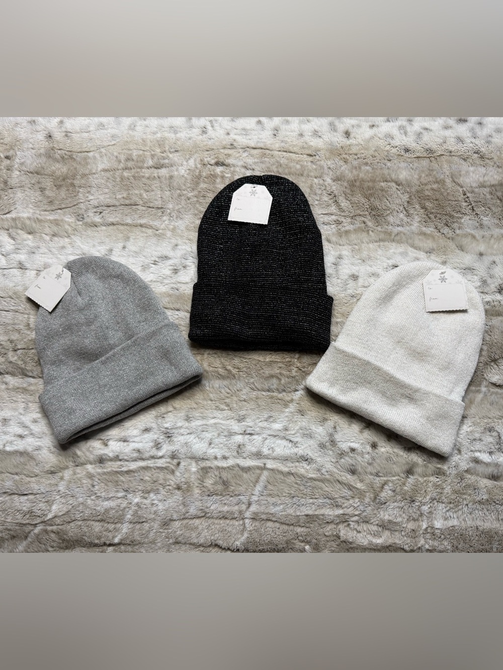 *NWT* Womenβs Metallic Cozy Knit Winter Beanies (3)